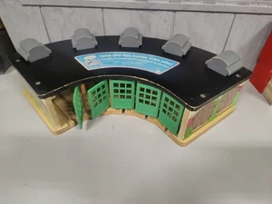 Thomas and Friends Wooden Roundhouse 2004 - Picture 1 of 5