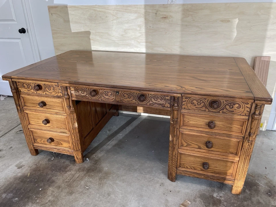 Escritorio ejecutivo antiguo de castaño con incrustaciones de ébano Foto 1 de 4