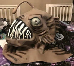 Angler Fisch Grusel Maske LED beleuchtet Erwachsene Einheitsgröße - NEU - Bild 1 von 7