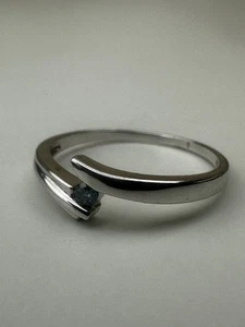 Precioso anillo de piedra azul única de oro blanco de 0,375 de 9 quilates talla N 1/2 disponible en todo el mundo - Imagen 1 de 12