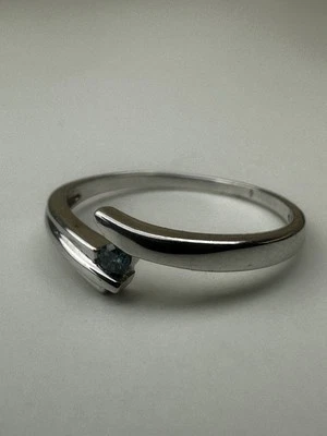 Precioso anillo de piedra azul única de oro blanco de 0,375 de 9 quilates talla N 1/2 disponible en todo el mundo Foto 1 de 4