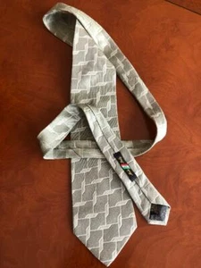 BUGATCHI UOMO 100% Silk Olive Geometric Men's Necktie Tie Classic Italy 58x3.75 - Picture 1 of 3