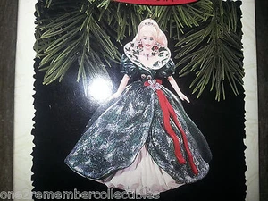 Hallmark Recuerdo 1995 Vacaciones Barbie Muñeca #3 IN Serie Navidad Adorno Nuevo - Imagen 1 de 12
