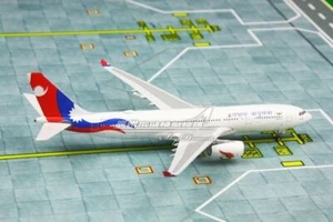 1:400 Phoenix Nepal Airlines AIRBUS A330-200 avión de pasajeros modelo diecast - Imagen 1 de 9