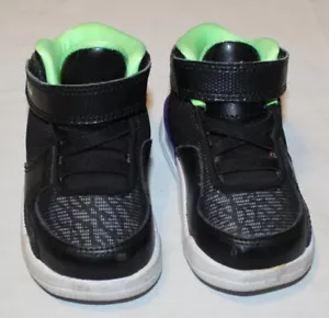 Mädchen Nike Jordan schwarz & grün Turnschuhe Größe 5 Kind - Bild 1 von 4