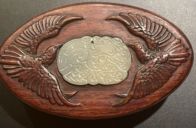 Caja Fénix de palo de rosa chino del siglo XIX con tapa de jade blanco tallado Foto 1 de 4