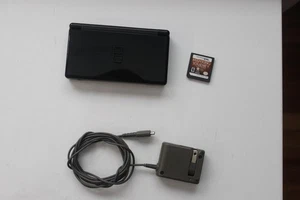Consola Nintendo DS Lite USG-001 con Game y GameStop Estuche de Transporte Onyx Negro - Imagen 1 de 8