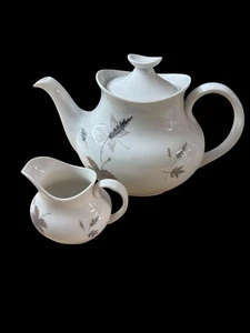 Royal Doulton Tumbling Leaves TC 1004 Fine China Teekanne + Deckel und Milch-/Sahnekännchen - Bild 1 von 5