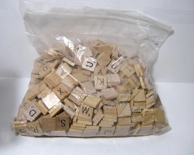 Lote misto vintage de 800 azulejos Scrabble cores e fontes diferentes artes e ofícios - Imagem 1 de 2