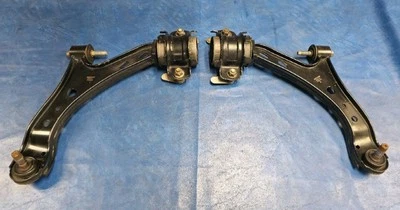 Juego de pares de brazos de control inferiores delanteros diestros y diestros Ford Mustang 2005-2010 Foto 1 de 4