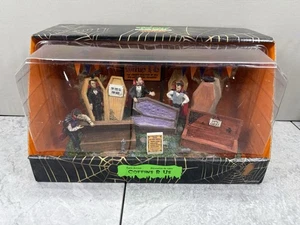 2010 Lemax Spooky Town Coffins R Us #03821 Halloween Village *lesen* - Bild 1 von 11