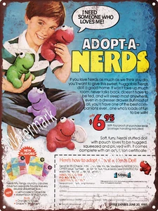 1985 Adopt A Nerd Candy Puppe Stofftier Plüsch Blechschild 9x12 Zoll 60846 - Bild 1 von 1