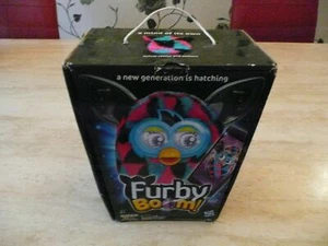 VERPACKT HASBRO FURBY BOOM PINK/BLAU/SCHWARZ DREIECKE INTERAKTIVES ELEKTRONISCHES HAUSTIERSPIELZEUG - Bild 1 von 6