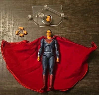 Figura de acción MEDICOM Dawn of Justice Batman vs Superman Mafex con accesorios 24  Foto 1 de 2