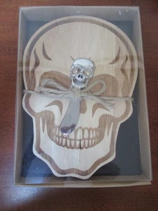 Neu mit Etikett Totenkopf Holz Schneidebrett Streuer Messer Set Wurstwaren Käse 10 x 7 - Bild 1 von 1