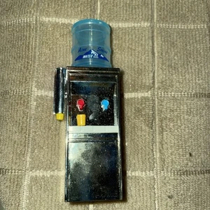 VINTAGE 1998 MINIATUR PUPPENHAUS ACME WASSERKÜHLER / KÜHLSCHRANKMAGNET - Bild 1 von 4