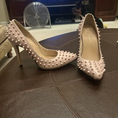 Zapatos de tacón de aguja con tachuelas y puntera para mujer con suela de goma de cuero Foto 1 de 4