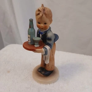 GOEBEL HUMMEL FIGUR - "DER KELLNER" - TMK 5 volle BIENE - 154/0 schön - Bild 1 von 9