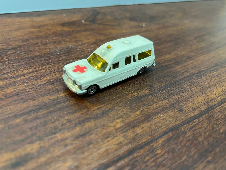 Voiture Mercedes Ambulance Norev mini jet 1/64 - Photo 1/4