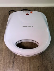 SYLVANIA SW-086 Nonstick Omelet Maker Electric 120 Volts 750 Watts Corded White - Picture 1 of 5