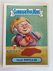 Topps Garbage Pail Kids GPK Filin’ Phyllis #31a 2012 - Imagen 1 de 2