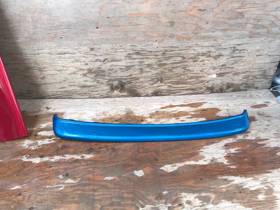 Parachoques trasero GEO Metro 1992 1993 1994 cenefa superior solo coincide Foto 1 de 4