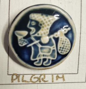 Prendedor de cerámica de viajero peregrino irlandés en tarjeta recuerdo vintage - Imagen 1 de 4