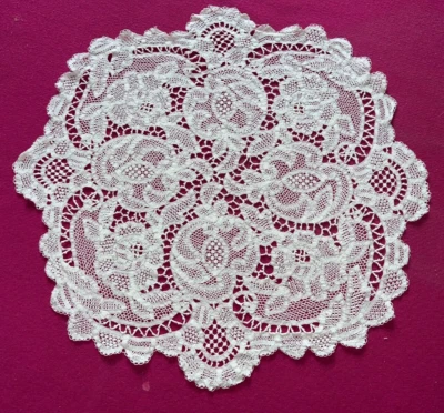 Ancien napperon entièrement brodé main diamètre 47 cm    N° 11 - Photo 1/4