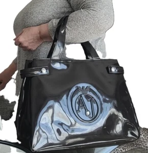 Armani Jeans Shopper in Lack-Optik. Anthrazit. Ziersteinbesatz. Logo-Anhänger - Bild 1 von 7