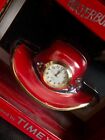 Waterbury Clock Co. Chapeau rouge présenté par Timex avec fleurs violettes étiquette d'erreur