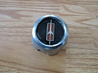 Tapacubos central vintage GM 1978-1988 OLDSMOBILE CUTLASS rueda cromada Foto 1 de 4