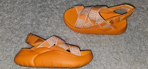 UGG LA Cloud Sandals Women's size 7 - Picture 1 of 8