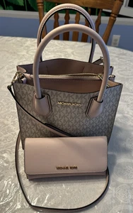 MICHAEL KORS Mercer Medium Logo Leather Crossbody Bag & Trifold Wallet Pink - Bild 1 von 21