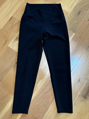 Leggings capri negros medianos para mujer - cintura cruzada Foto 1 de 4