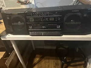 Fisher PH-W8028F Surround Sound Boombox AM/FM FUNZIONANTE .Cassetta non funzionante - Foto 1 di 11