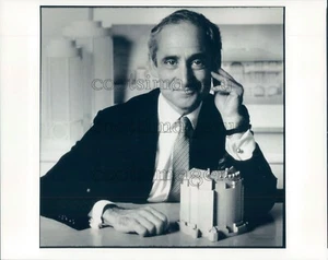 1990 Press Photo Architect Robert A. M. Stern - Picture 1 of 2