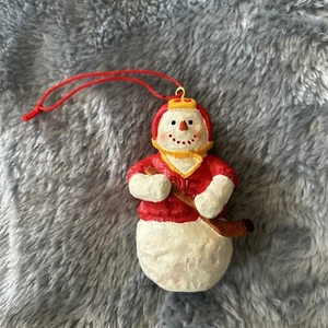 Vintage Schneemann Hockeyspieler Weihnachtsschmuck rote Uniform Harz - Bild 1 von 6