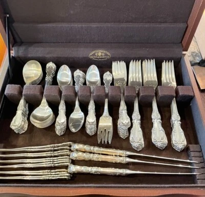 Serviço de talheres padrão borgonha prata esterlina Reed & Barton para 18 - Imagem 1 de 4