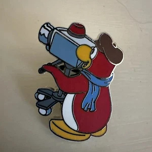 Walt Disney World Club Penguin EPCOT Wdw Misterioso Prendedor Cámara Director de Película 2012 - Imagen 1 de 1