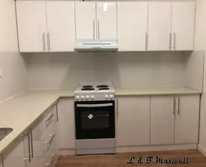 Complete kitchen with high gloss doors NATURAL stone bench 2600x3000 - Picture 1 of 9