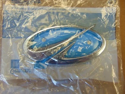 2002-2004 OLDSMOBILE BRAVADA FRONT GRILLE EMBLEM 88950129 - Image 1 of 2