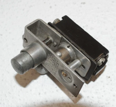 10pcs Cutler Hammer WWII Aircraft Push Button Switch A-1 Similar to 8870K1 - Image 1 of 4