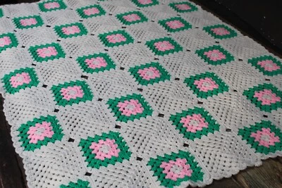 Vintage Hecho a Mano Crochet Rosa Verde Blanco Abuela Cuadrado Patchwork Afgano/Tiro Foto 1 de 4