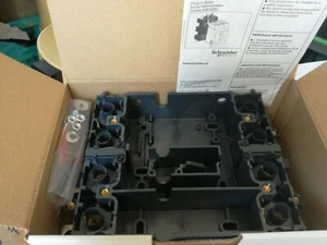 SCHNEIDER ELECTRIC PLUG IN BASE 4P ComPact NSX 100/160/250 front/rear LV429267 - Picture 1 of 4