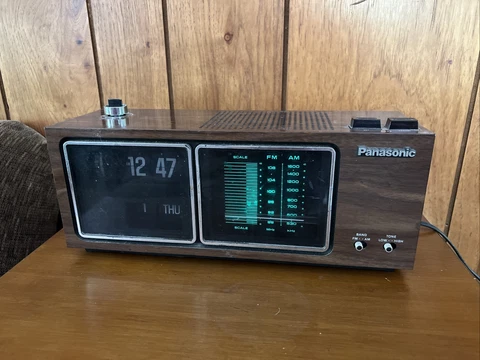 Vintage 1970 Panasonic National Premium RC-6485 AM/FM FlipClock Alarm Radio Cover