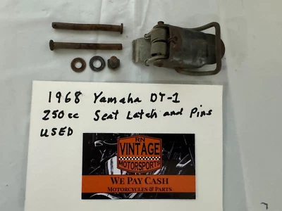 Yamaha DT-1 1968 250cc pestillo de asiento y pasadores - usado. Foto 1 de 4