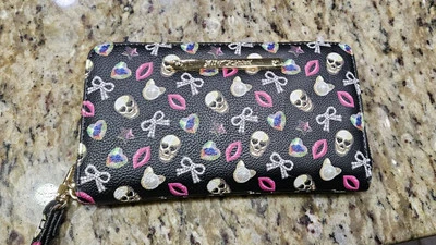 Muñequera con calavera de cuero sintético negra Betsey Johnson nueva sin etiquetas se adapta a teléfono celular grande Foto 1 de 4