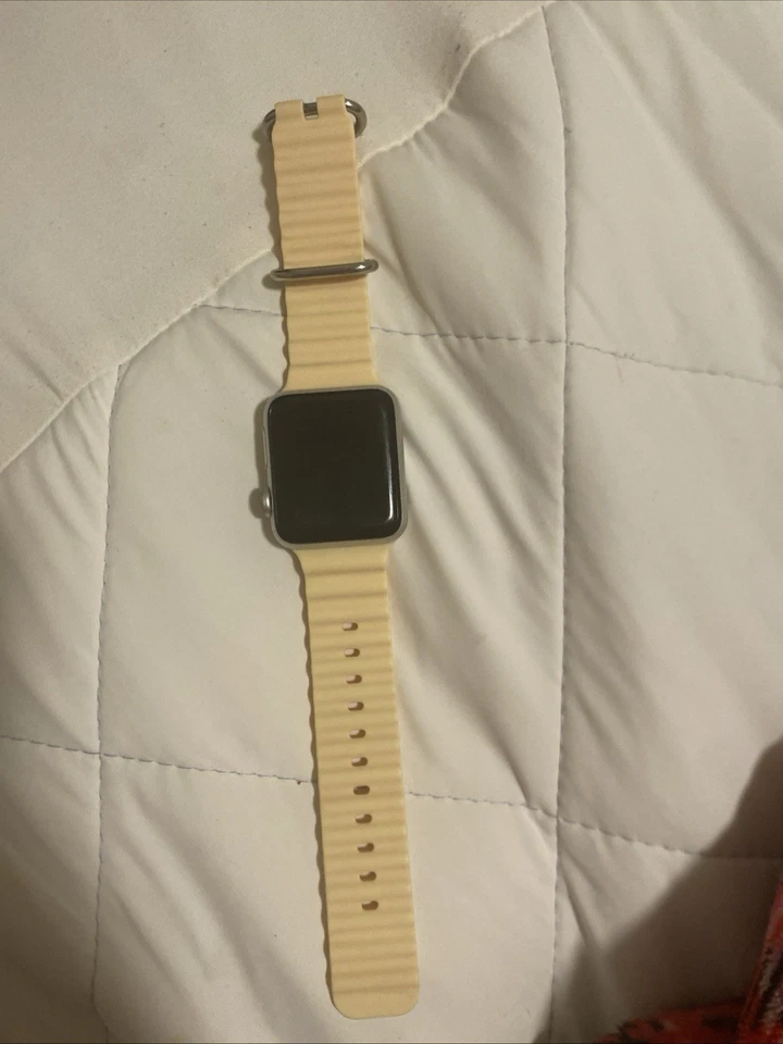 Apple Watch Series 3 GPS 38mm Estuche de Aluminio Plateado Pulsera Deportiva Blanca Foto 1 de 1