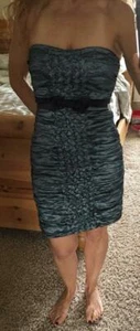 Abito BCBG MAX AZRIA tubino increspato senza spalline blu ardesia nero fiocco 2 - Foto 1 di 9