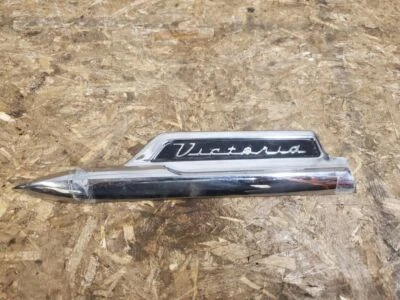 Ford Victoria 1951 guardabarros delantero izquierdo emblema moldura  Foto 1 de 4